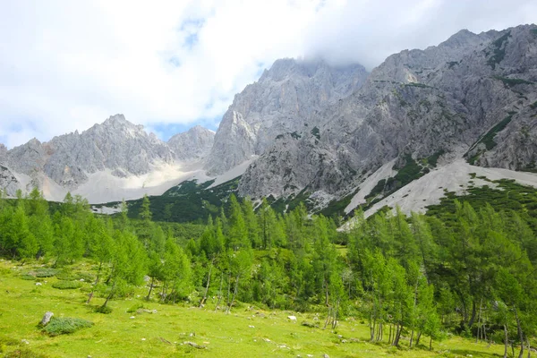 Avusturya 'daki Dachstein Dağı' nın güney zirvesine öncülük eden güzel dağ sırtı..