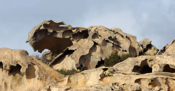 Sardunya adasındaki Capo d Orso kaya oluşumunun görüntüsü.