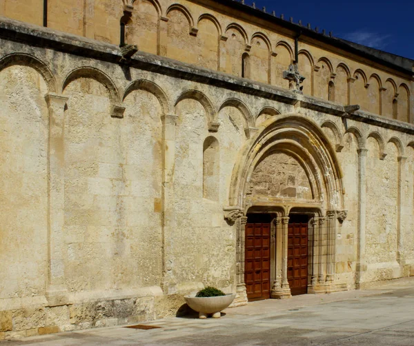 Tipik, taştan, tarihi bir kilise binasına benziyor..