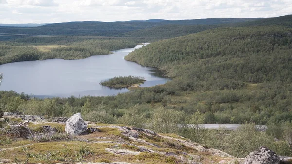 Noordelijk toendra bos uitzicht vanaf de heuvels op het schiereiland Kola — Stockfoto