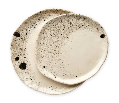 Boş seramik plakalar, kırpma yolu ile beyaz arkaplanda izole edilmiş vintage plakalar, Üst görünüm 