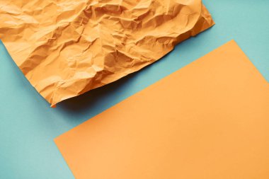   Sarı buruşmuş kağıt doku arka planı, mavi kağıt desenli sarı kağıt.                             