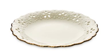 Altın desenli boş plaka, beyaz yuvarlak plaka, güzel altın bir çember, çiçek desenli, beyaz arka planda, kırpma yolu ile izole edilmiş, yan görüş 