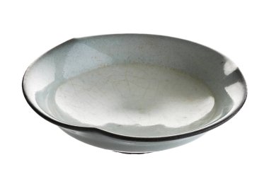 Klasik seramik plaka, kırık desenli beyaz plaka kesme yolu ile beyaz arka planda izole edilmiş, kenar görünüm