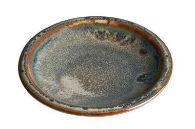 Gri seramik plaka, eski desenli boş tabak, kırpma yolu olan beyaz zemin üzerinde izole edilmiş, yan görünüm                               