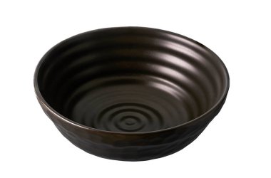 Koyu kahverengi seramik kase, kaba desenli boş siyah kase kesme yolu beyaz arka planda izole edilmiş, yan görüş.  