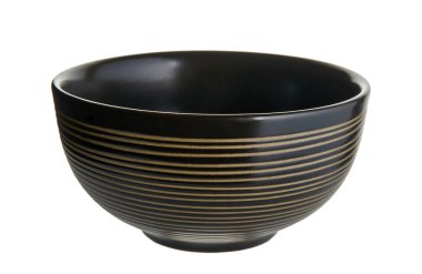 Siyah seramik kase, beyaz arka planda izole edilmiş çizgili boş siyah kase, kırpma yolu, yan görüş. 