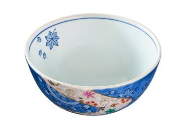 Japon desenli seramik kase, beyaz arka planda izole edilmiş boş kase, kırpma yolu, yan görüş. 