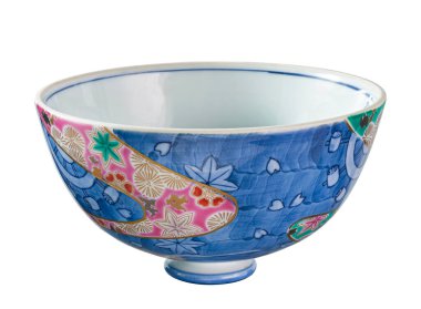 Japon desenli seramik kase, beyaz arka planda izole edilmiş boş kase, kırpma yolu, yan görüş. 