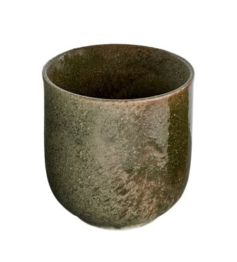 Seramik Japon çay fincanı, kahverengi Japon çay fincanı, beyaz arka planda kırpma yolu ile izole edilmiş, yan görüş                                