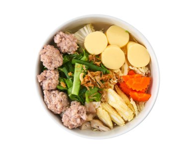 Tofu ve kıymalı temiz çorba, tofu, kıyma, lahana, havuç ve kızarmış sarımsak ve kişniş ile süslenmiş bebek mısırından yapılan ev yapımı Tayland yemeği. Sağlıklı ve lezzetli bir yemek. Kırpılmış beyaz bir yolda izole edilmiş..