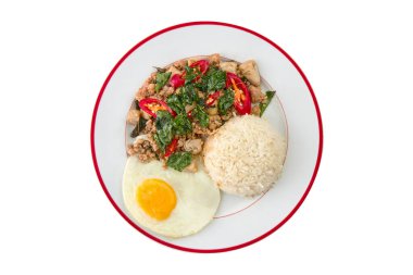 Kızarmış domuz eti, fesleğen, acı biber ve sarımsak, yanında da pilav ve sahanda yumurta. Otantik Tayland sokak yemeği kesme yolu ile beyaz arka planda izole.