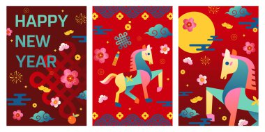 2026 Çin Yeni Yılı posterleri ve içinde modern geometrik tarzda At Yılı olan tebrik kartları. Çiçekli, bulutlu ve tipografili renkli vektör çizimi. EPS dosyası, yazdırma ve tasarım kullanımı için mükemmel.