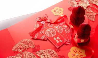 Kırmızı zarf kırmızı arka planda geleneksel Çin süslemeleri ile hala hayat dolu. Çinli karakter 