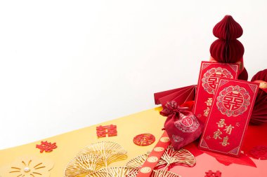 Kırmızı zarf kırmızı arka planda geleneksel Çin süslemeleri ile hala hayat dolu. Çinli karakter 