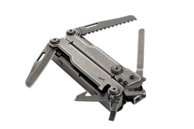 Paslanmaz çelik çoklu araç kesme yolu ile beyaz arka planda izole. Kerpeten, bıçak ve testere ile katlanabilir çok fonksiyonlu cep aracı, hayatta kalma, onarım, kamp ve donanım kavramları için idealdir.