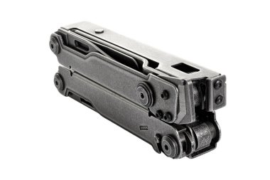 Paslanmaz çelik çoklu araç kesme yolu ile beyaz arka planda izole. Kerpeten, bıçak ve testere ile katlanabilir çok fonksiyonlu cep aracı, hayatta kalma, onarım, kamp ve donanım kavramları için idealdir.