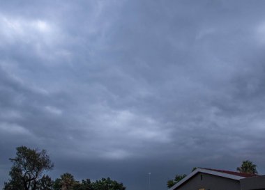 Güney Afrika 'nın Gauteng eyaletindeki Johannesburg üzerinde mevsimsel bir yaz fırtınası için gök gürültülü bulutlar oluşur.