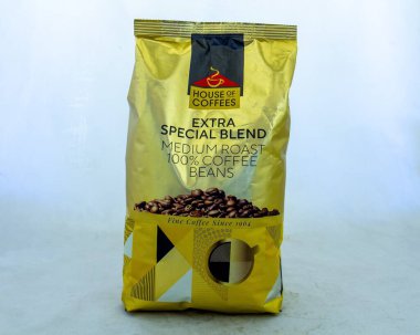 Johannesburg, Güney Afrika - bir çanta dolusu kahve çekirdeği temiz bir arka planda izole edilmiş ve fotokopi alanı olan