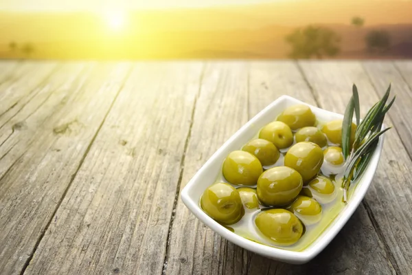 Olive verdi in una ciotola — Foto Stock