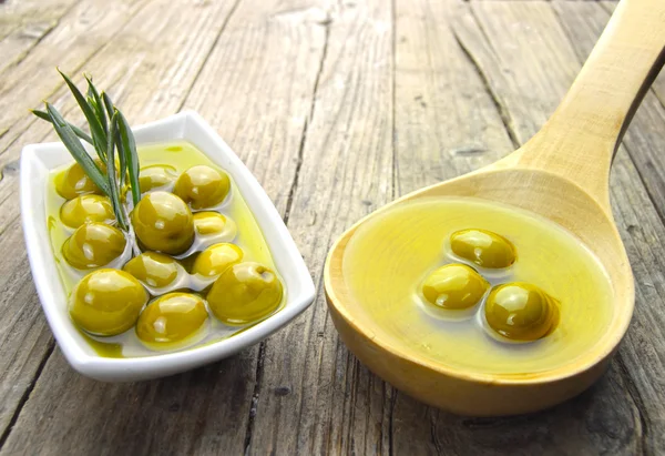 Olive in ciotola e cucchiaio — Foto Stock