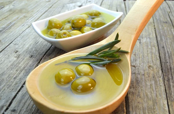 Olivy v miska a lžíce — Stock fotografie