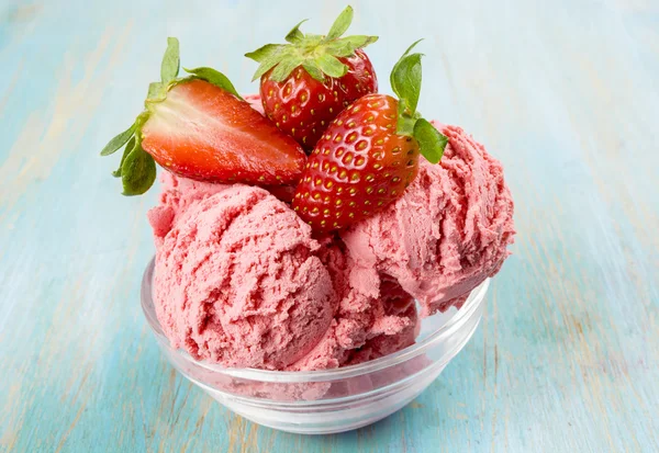 Ice cream strawberry — Stock Photo, Image