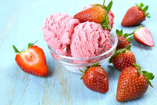 Ice cream strawberry — Stock Photo, Image
