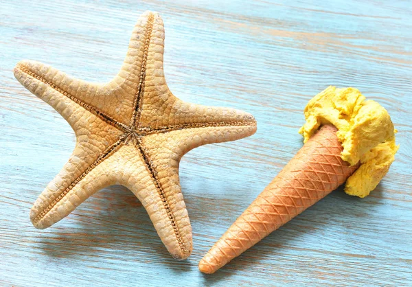 Cono de estrellas de mar y helado — Foto de Stock