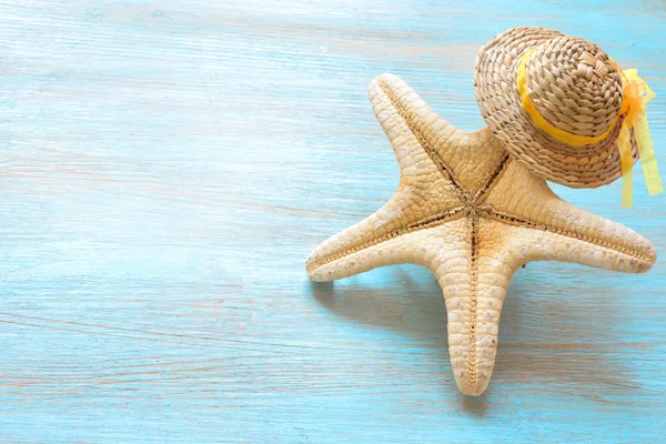 Conchas e estrelas do mar com chapéu — Fotografia de Stock