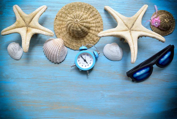 Accesorios de playa sobre tabla de madera —  Fotos de Stock