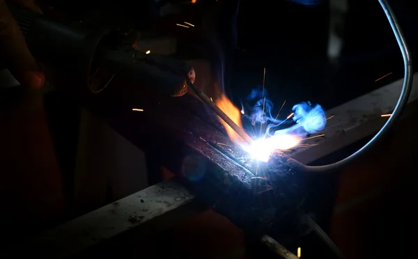 Welding a piece of iron — Stock Photo, Image