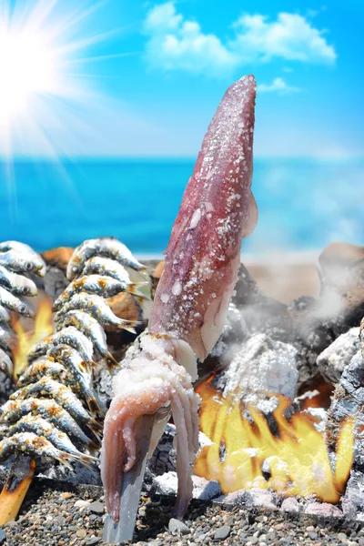 Sardines and squid espetos on the beach — Stock Photo, Image