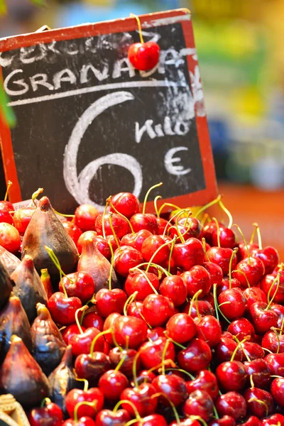 Cherries at a market — Stockfoto