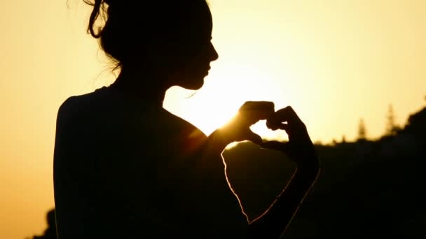 Menina Fazendo Uma Forma Coração Para Pôr Sol — Vídeo de Stock