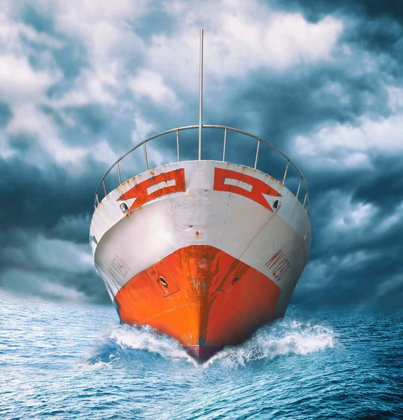 Övergiven båt till sjöss — Stockfoto