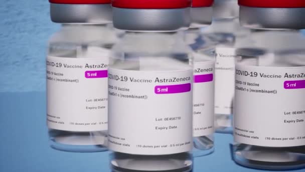 2021年4月9日アストラゼネカ社は コロナウイルスCovid 19感染症の95の予防に効果的なCovid 19ウイルスワクチンボトルに対するワクチンを製造しています — ストック動画