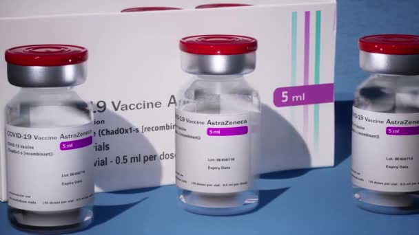 Kwietnia 2021 Astrazeneca Inc Produkuje Szczepionkę Przeciwko Wirusowi Covid Butelki — Wideo stockowe