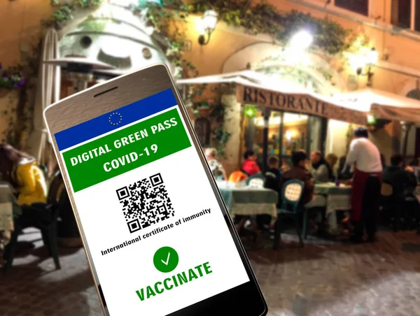 欧盟数码绿卡上有Qr代码的手机屏幕 户外餐厅背景 Covid 19豁免 不受限制的旅行 — 图库照片