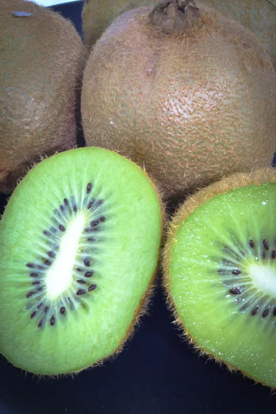 Kiwi på en skärbräda — Stockfoto
