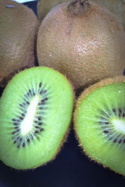 Kiwi en una tabla de cortar —  Fotos de Stock