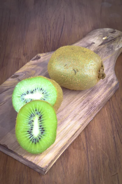 Kiwi on a cutting board — Stock Photo, Image