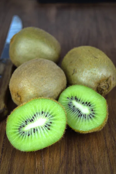 Kiwi på en skärbräda — Stockfoto