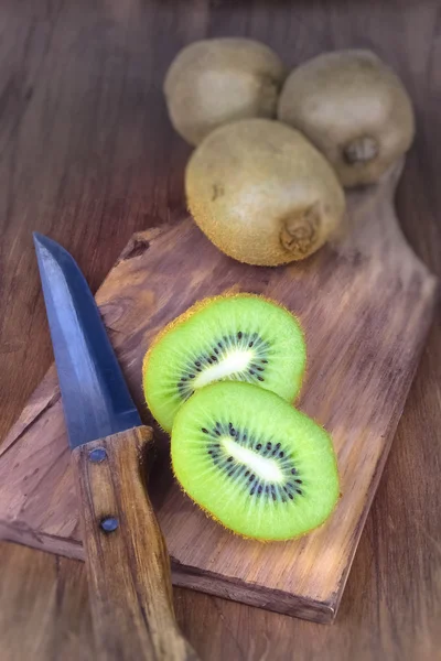 Kiwi on a cutting board — Stock Photo, Image