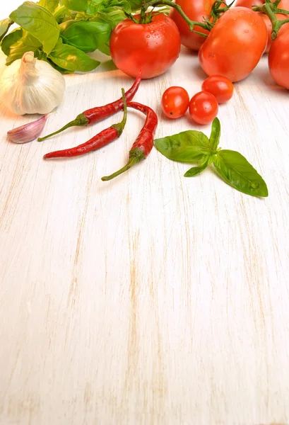 Garlic, chilli, tomatoes and basil — Stock Photo, Image