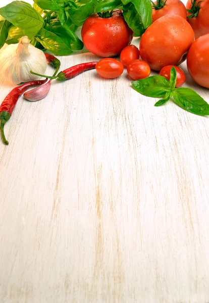 Garlic, chilli, tomatoes and basil — Stock Photo, Image