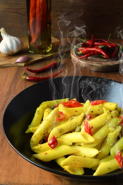 Těstoviny s bazalkou a červeném pepři — Stock fotografie