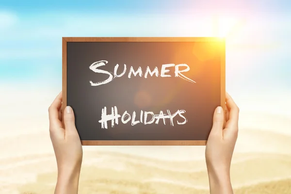 Tafel mit Sommerferien geschrieben — Stockfoto