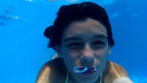 Děvče plave pod vodou — Stock video