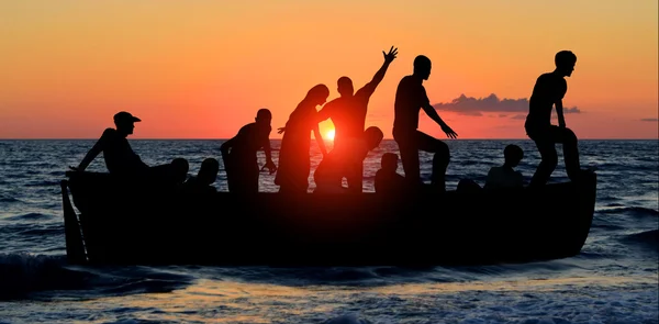 Boot mit Migranten — Stockfoto